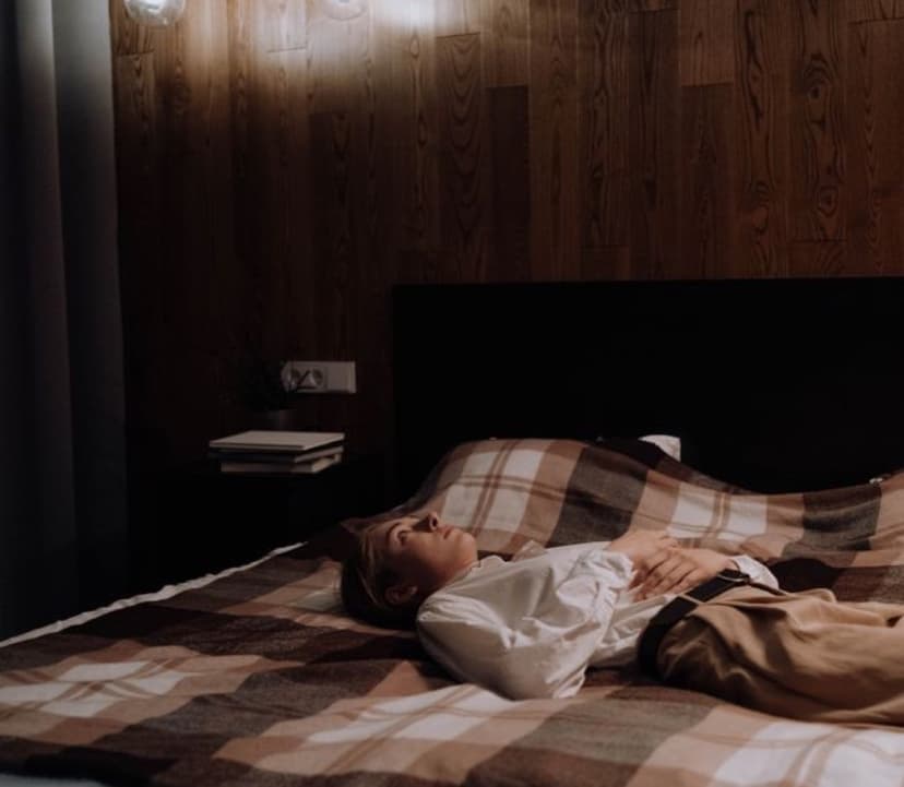 Ansiedad por las mañanas: por qué amaneces con el pecho apretado (y cómo calmarlo)